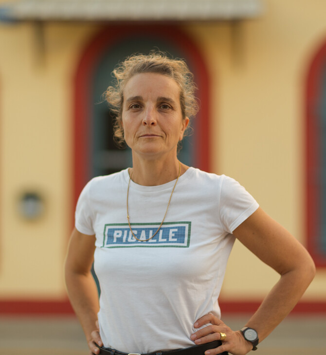 Julie Desprairies: «Προσκαλούμε το κοινό σε ένα συγκινητικό ταξίδι στα αντιφατικά τοπία της Ελευσίνας»