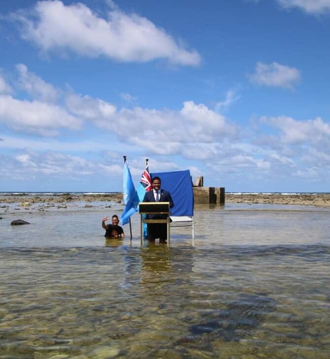COP26: Ο υπουργός του Τουβαλού στέλνει μήνυμα για την κλιματική κρίση μέσα από τη θάλασσα