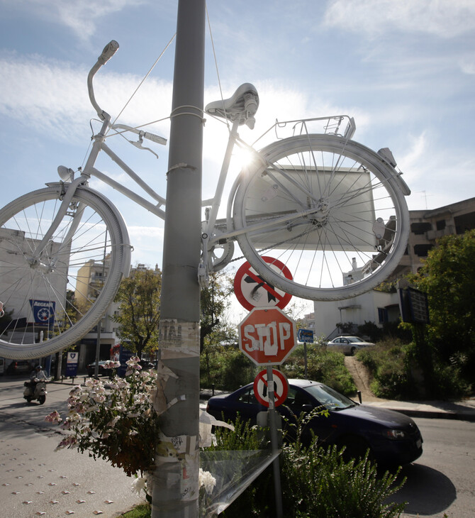 Ένα λευκό ποδήλατο στο σημείο που σκοτώθηκε η Δήμητρα Ιορδανίδου-«Καμία ποδηλάτισσα λιγότερη» 