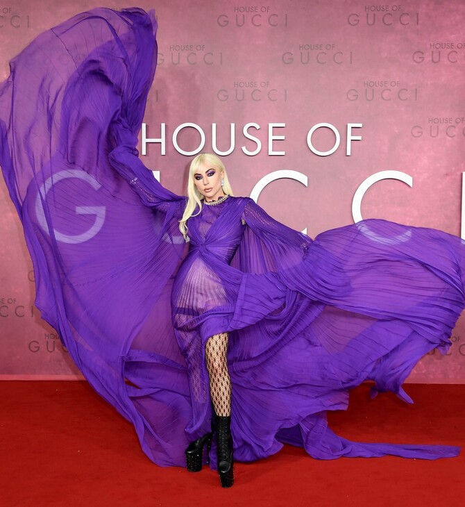 Η Lady Gaga εμφανίστηκε σε πρεμιέρα του « House of Gucci» με... Versace -Το «καρφί» της Ντονατέλα