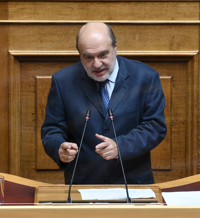 Ξαφνική αδιαθεσία για τον Τρύφωνα Αλεξιάδη την ώρα που μιλούσε στη Βουλή