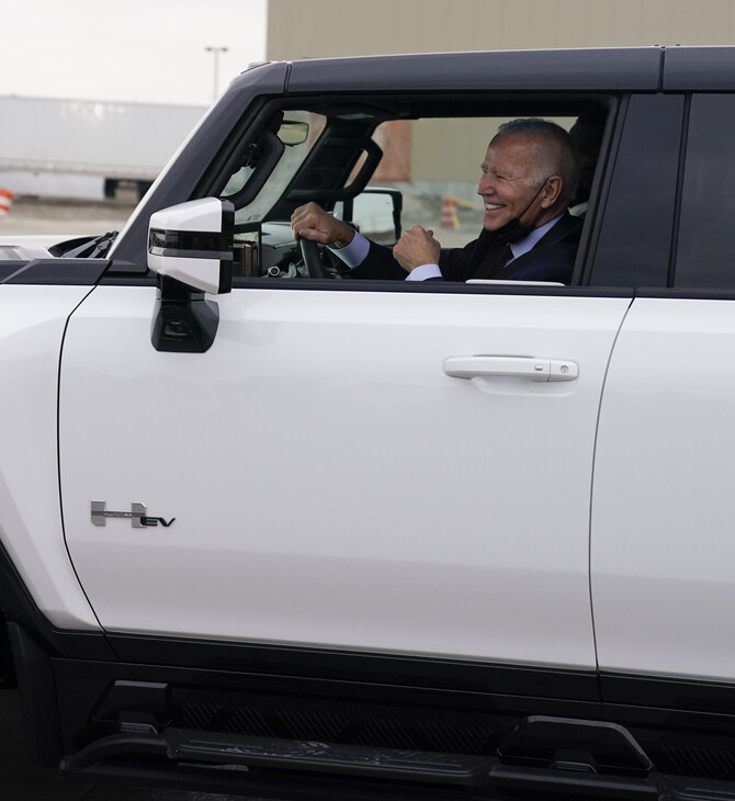 Ο πρόεδρος Μπάιντεν κάνει test drive σε ένα ηλεκτρικό Hummer