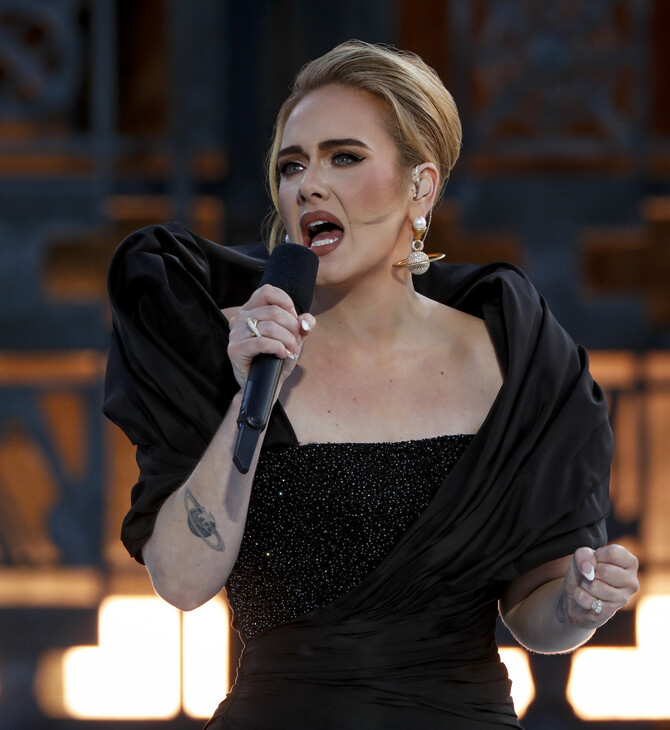 «To Be Loved»: Η Adele ερμηνεύει νέο τραγούδι της, καθισμένη σε καναπέ