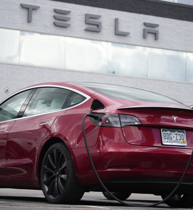 Tesla: Ο λόγος που οδηγοί κλειδώθηκαν έξω από τα αυτοκίνητά τους