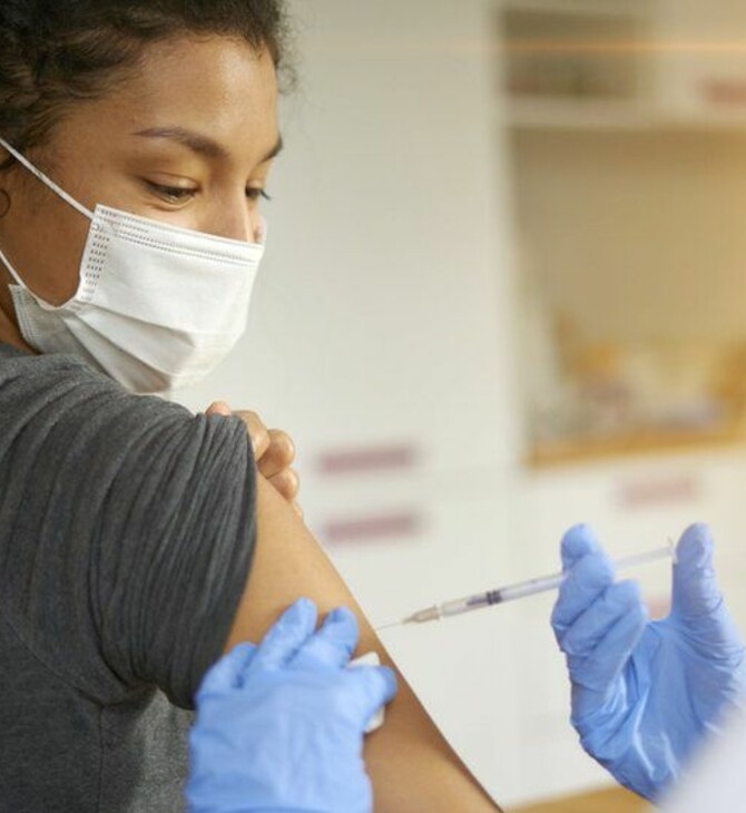 Εμβόλιο AstraZeneca: Ερευνητές πιστεύουν ότι βρήκαν τι προκαλεί τις σπάνιες θρομβώσεις