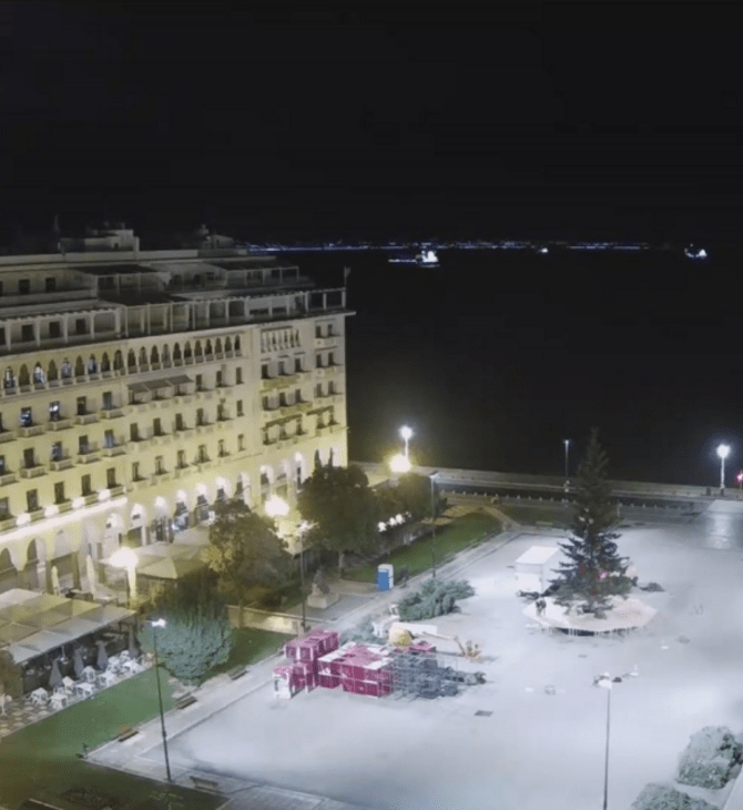 Θεσσαλονίκη: Δολιοφθορά στο χριστουγεννιάτικο δέντρο στην Αριστοτέλους, μηνυτήρια αναφορά από τον δήμο