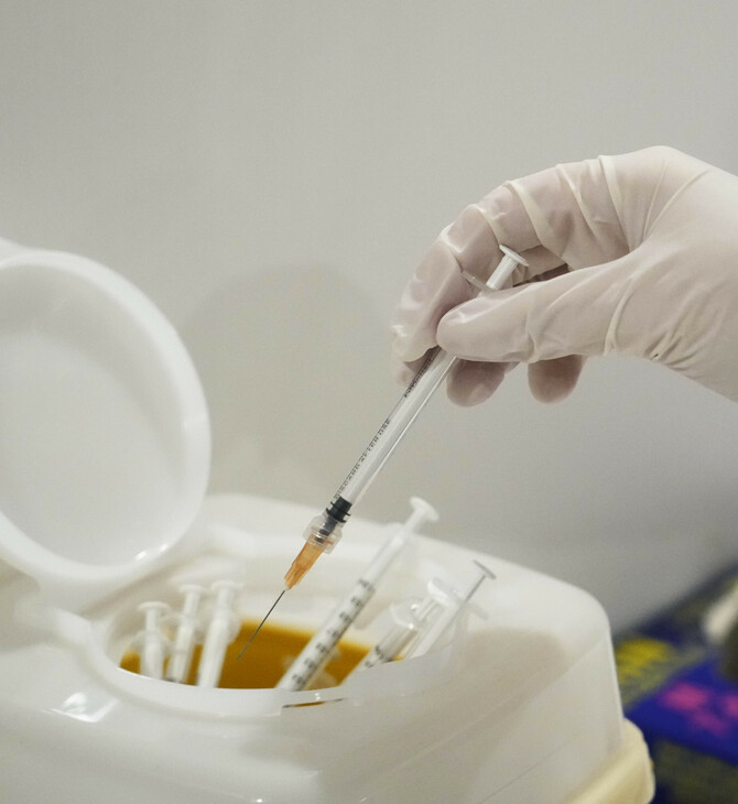 Ιταλία: 50χρονος πήγε να κάνει το εμβόλιο με ψεύτικο χέρι από σιλικόνη