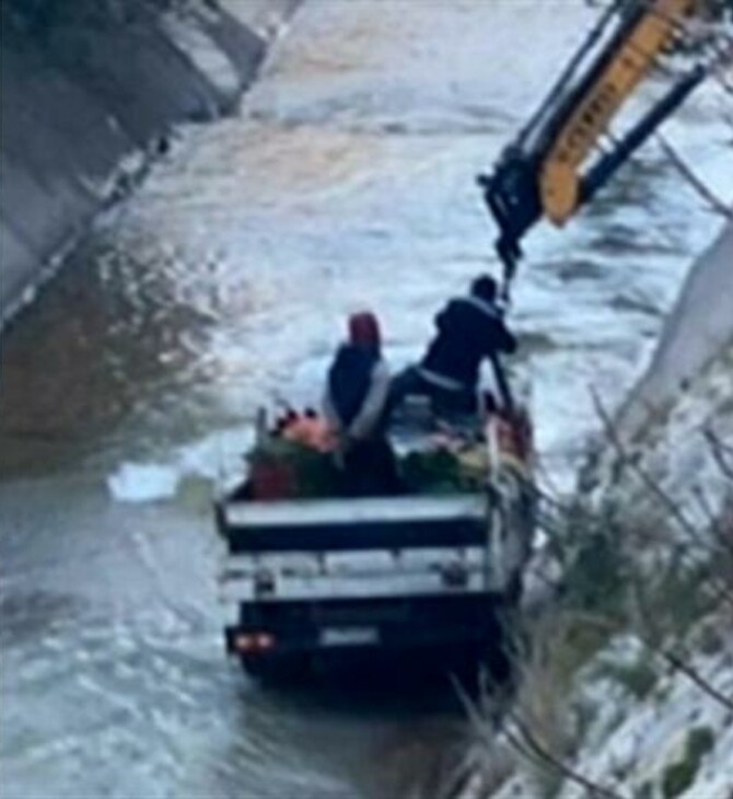 Κηφισός: Φορτηγό έπεσε από γέφυρα στο ρέμα 