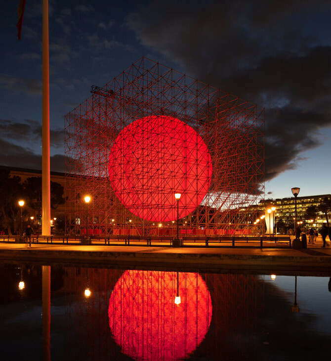 Η κόκκινη φωτεινή σφαίρα του SpY μεταμορφώνει την Plaza de Colón της Μαδρίτης
