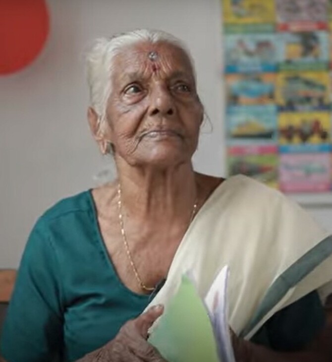 Ινδή 104 ετών έκανε το όνειρό της πραγματικότητα και έμαθε να διαβάζει -«Πάντα ήμουν περίεργη »