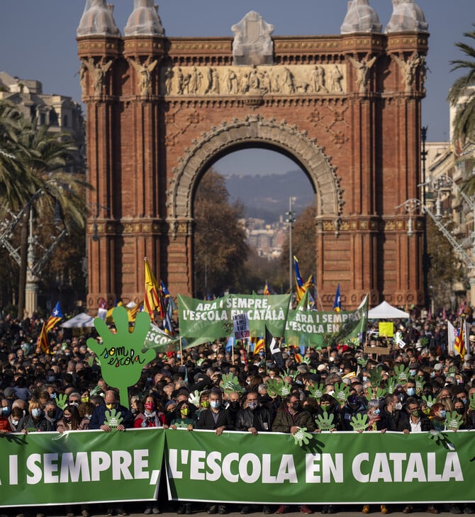 Βαρκελώνη: Χιλιάδες Καταλανοί στους δρόμους, κατά απόφασης για περισσότερα ισπανικά στα σχολεία