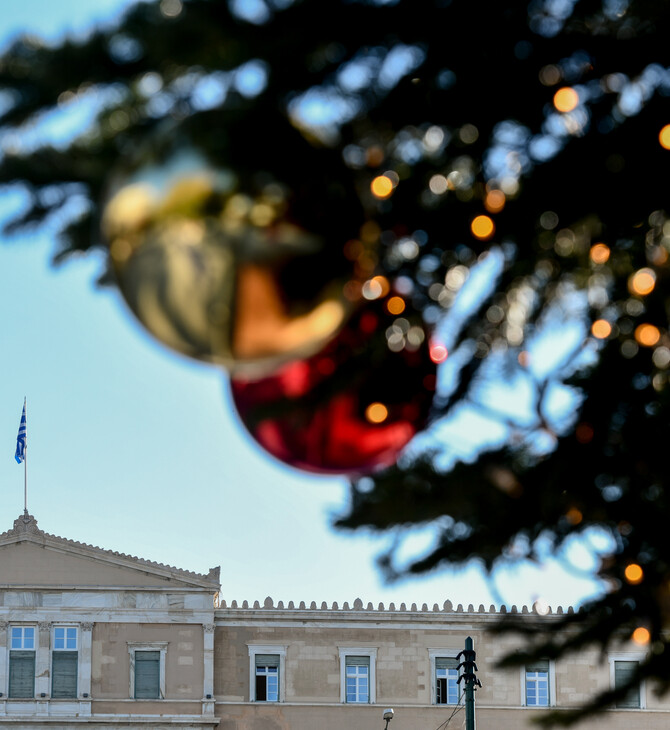 Μετάλλαξη Όμικρον: Τι εξετάζει η κυβέρνηση για τις γιορτές - Την Τετάρτη οι ανακοινώσεις 