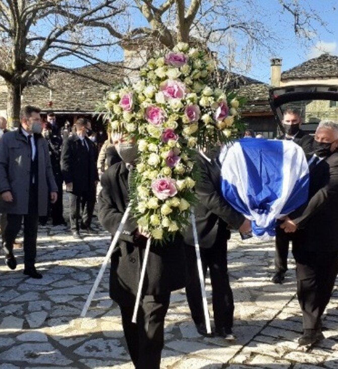 Κάρολος Παπούλιας: Ετάφη στο Νησί της λίμνης Ιωαννίνων η σορός του