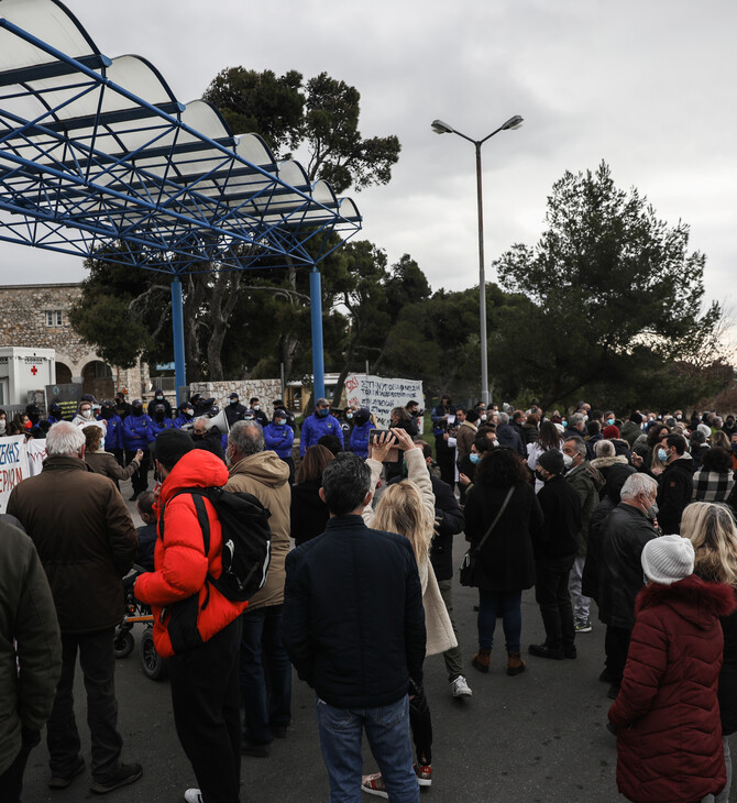 Διαμαρτυρία υγειονομικών στο Παίδων Πεντέλης - ΠΑΜΕ: «Στέλνουν τα ΜΑΤ»