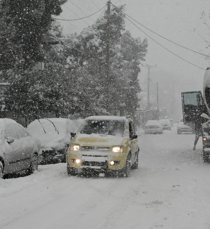 Αυτοκίνητα σε χιονισμένο δρόμο