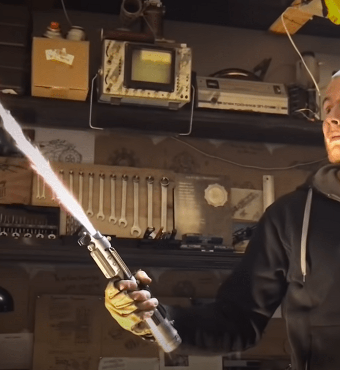 Ρώσος YouTuber έφτιαξε το πρώτο αληθινό ανασυρόμενο φωτόσπαθο