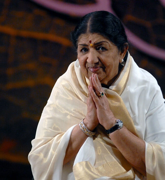 Πέθανε η εμβληματική Ινδή τραγουδίστρια Lata Mangeshkar, γνωστή ως το «Αηδόνι»