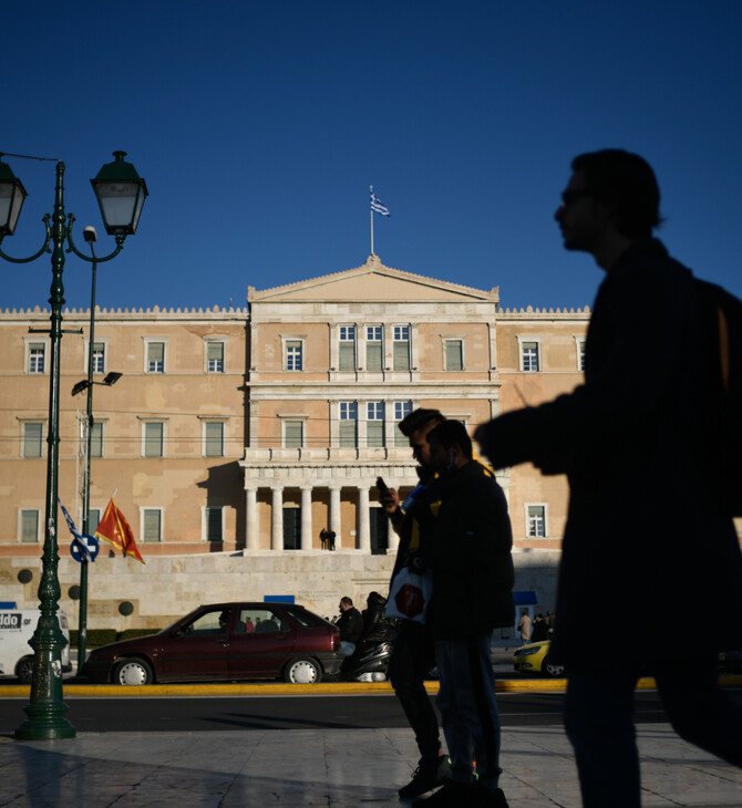 Σκιές ανθρώπων στην Αθήνα