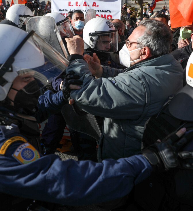 Ένταση σε συγκέντρωση υγειονομικών στο κέντρο της Αθήνας