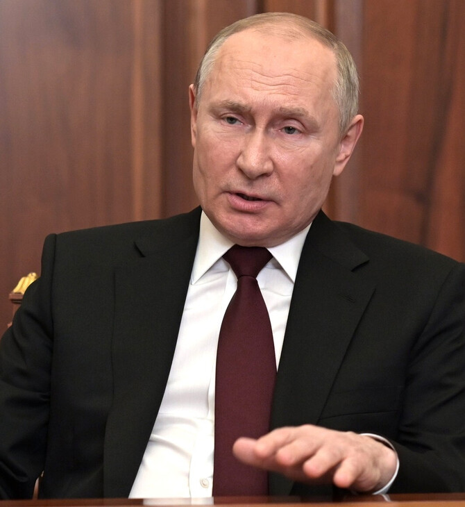 Ο Βλαντίμιρ Πούτιν καθισμένος σε γραφείο