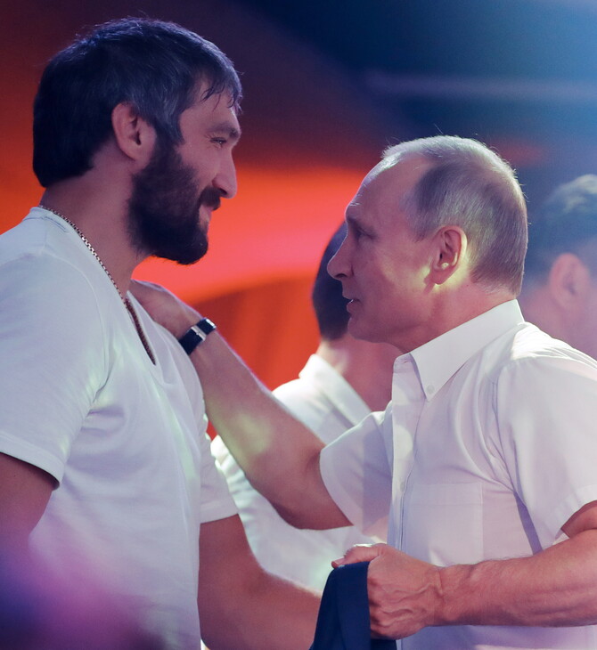Ο Αλεξάντερ Οβέτσκιν, θρυλικός Ρώσος αθλητής στο χόκεϊ επί πάγου, χτυπάει τον Πούτιν εκεί που πονάει
