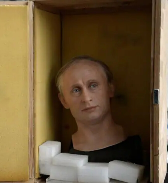 Παρίσι: Μουσείο αφαιρεί το κέρινο ομοίωμα του Πούτιν μετά τον βανδαλισμό του - «Ίσως μπει ο Ζελένσκι στη θέση του»