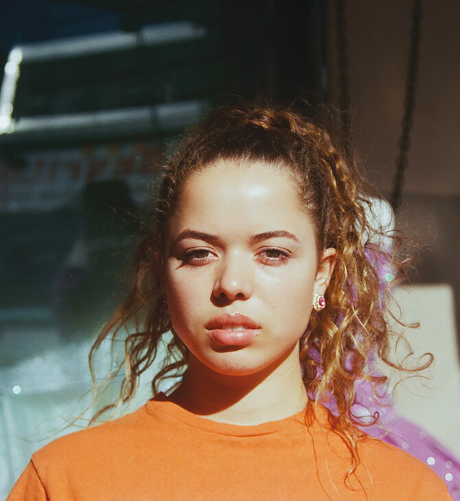 Η Nilüfer Yanya είναι η πιο συναρπαστική ροκ σταρ της Βρετανίας