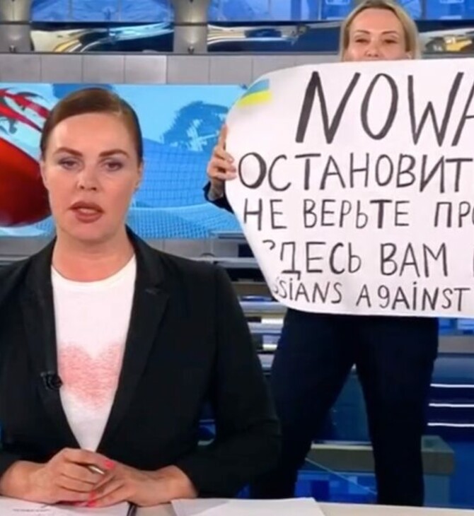 Eισβολή διαδηλώτριας στη ρωσική κρατική τηλεόραση: «Όχι στον πόλεμο στην Ουκρανία - Σας λένε ψέματα»