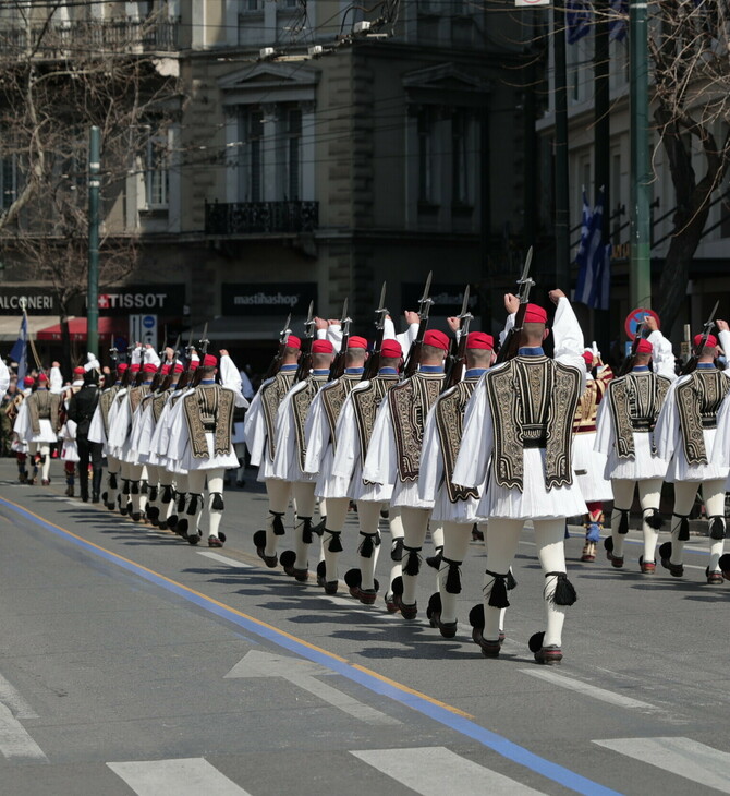 Η Ελλάδα γιορτάζει την 25η Μαρτίου: H μεγάλη στρατιωτική παρέλαση στο Σύνταγμα