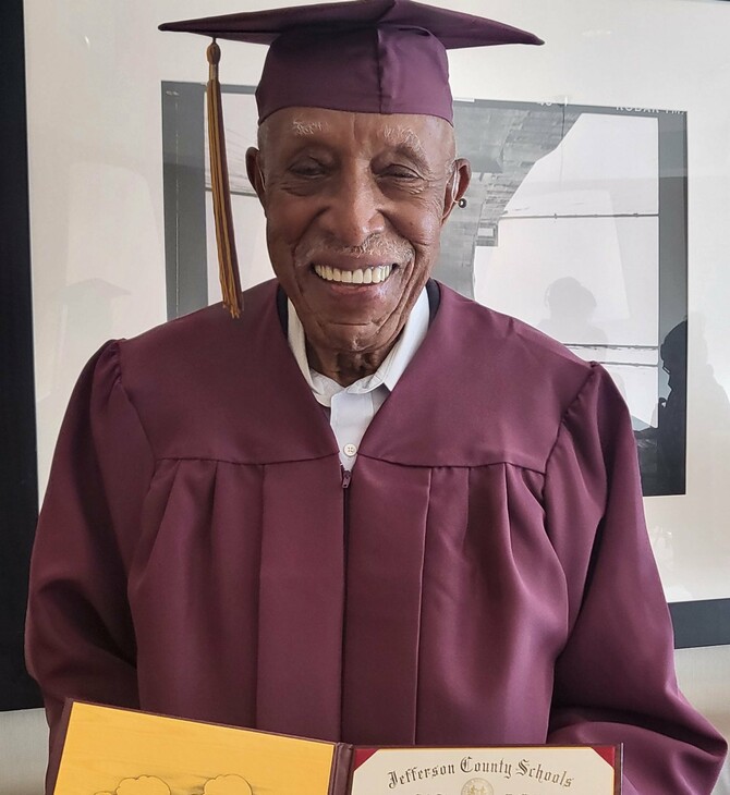Παππούς 101 ετών κατάφερε να πάρει το απολυτήριο Λυκείου
