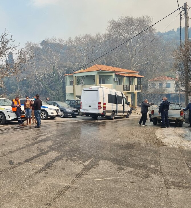 Φωτιά στη Σάμο: Εκκενώνεται προληπτικά το χωριό Βουρλιώτες