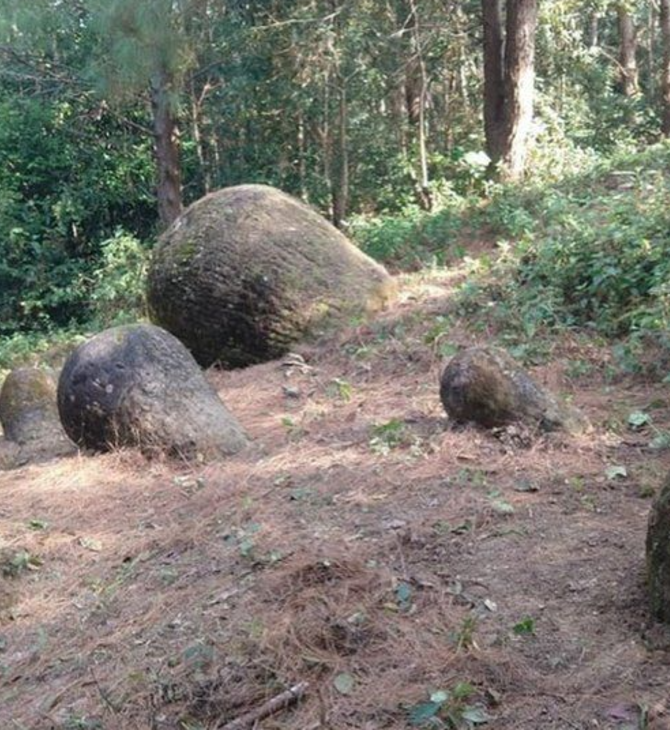 Ινδία: «Μυστηριώδη» τεράστια πιθάρια βρέθηκαν στο Άσαμ