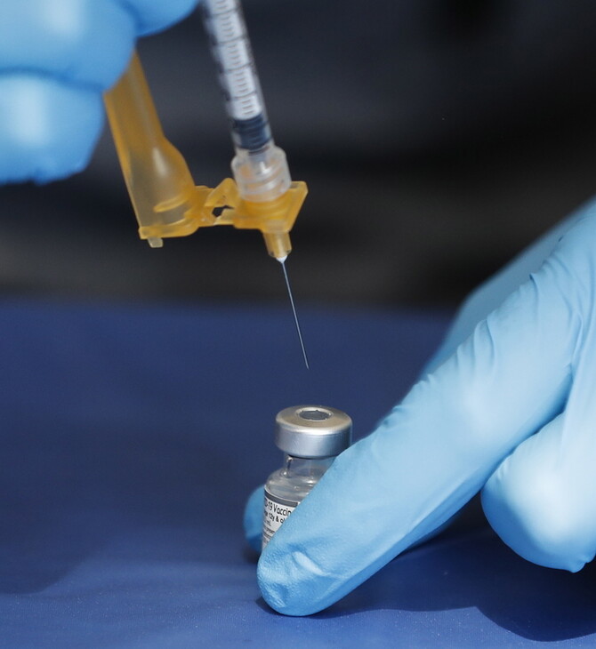Γερμανία: 60χρονος εμβολιάστηκε «90 φορές» για να πουλάει πλαστά πιστοποιητικά