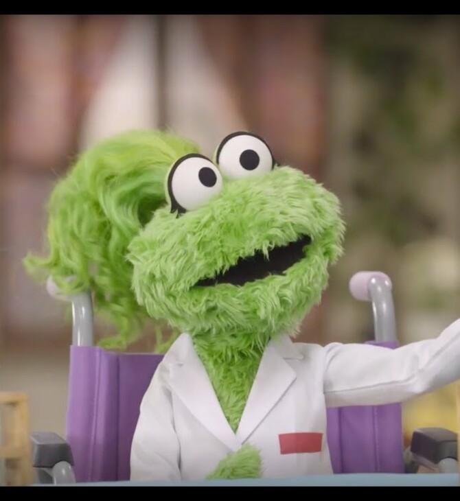 Το «Sesame Street» αποκάλυψε την Ameera-Τον νέο χαρακτήρα που βρίσκεται σε αναπηρικό καροτσάκι