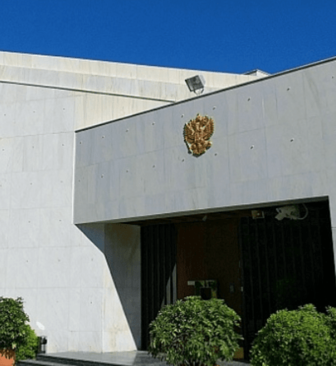 Η ρωσική πρεσβεία στην Αθήνα απειλεί μετά τις απελάσεις των 12 διπλωματών: «Θα υπάρξουν συνέπειες»