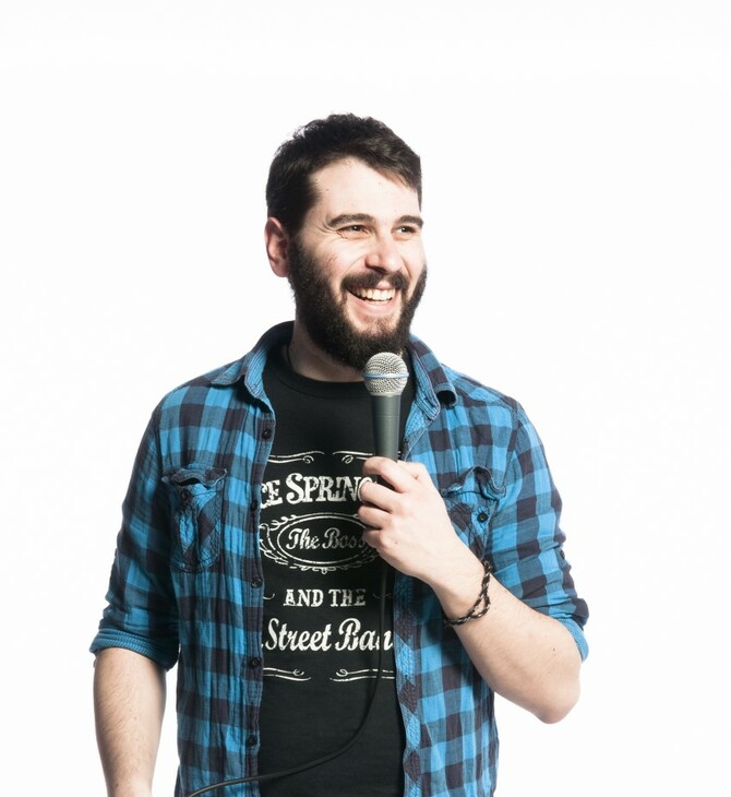 "Δουλίτσα Να Υπάρχει": το Stand-Up Comedy από τον Πάρι Ρούπο