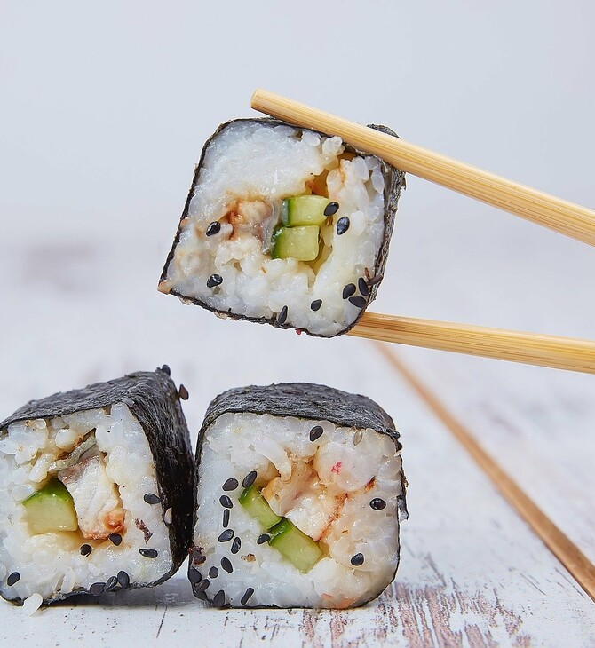Ιάπωνες ερευνητές εφηύραν «ηλεκτρικά» chopsticks που κάνουν το φαγητό να μοιάζει πιο αλμυρό