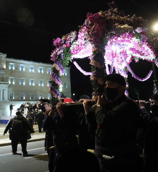 Εικόνες από την περιφορά του Επιταφίου στη Μητρόπολη Αθηνών