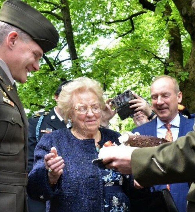 Ο αμερικανικός στρατός έδωσε σε 90χρονη Ιταλίδα την τούρτα που της έκλεψε το 1945