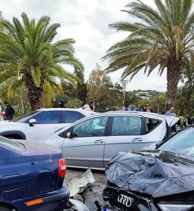 Τροχαίο στην Ποσειδώνος- Καραμπόλα 5 οχημάτων, 4 τραυματίες