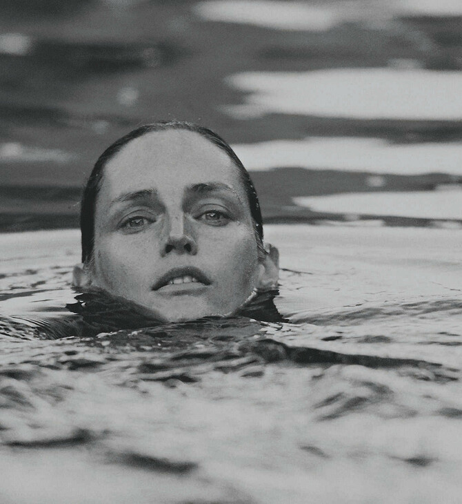 Το μοντέλο Vivien Solari κολυμπάει γυμνή στα παγωμένα νερά