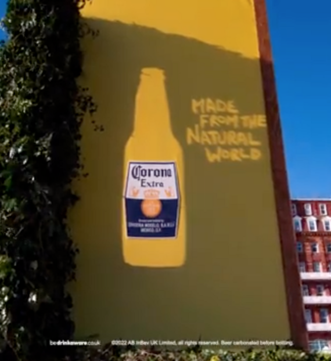 Ευφάνταστη διαφήμιση μπύρας: Ένα billboard που σχηματίζεται με το φως του ήλιου 