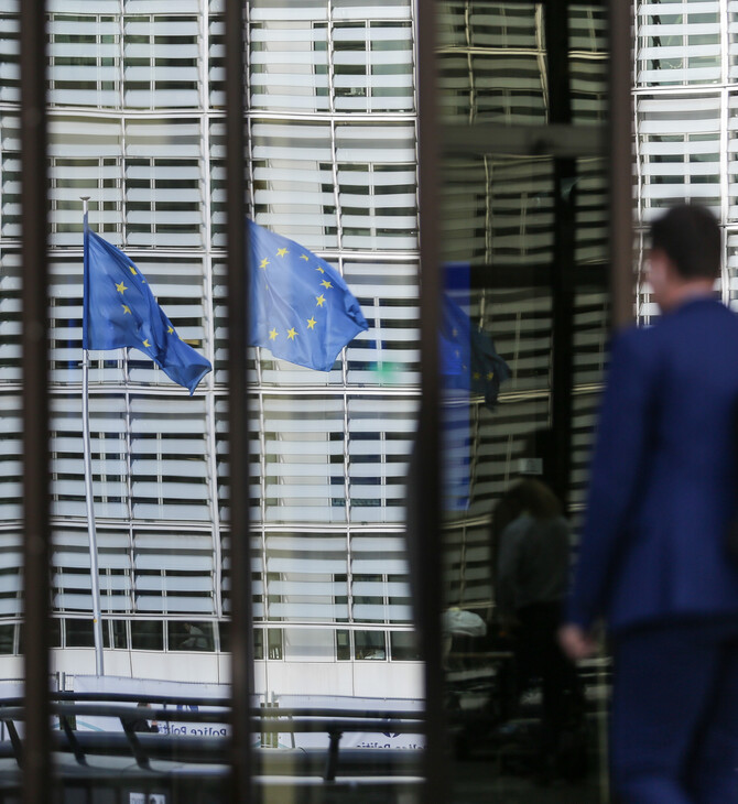 Bloomberg: Η Κομισιόν ανοίγει το δρόμο για περαιτέρω ελάφρυνση του ελληνικού χρέους 