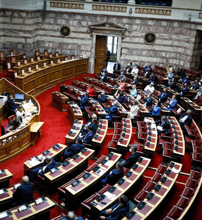 Βουλή: Ψηφίστηκε ο κλιματικός νόμος- Και η τροπολογία για την ενίσχυση έως 600€ για το ρεύμα