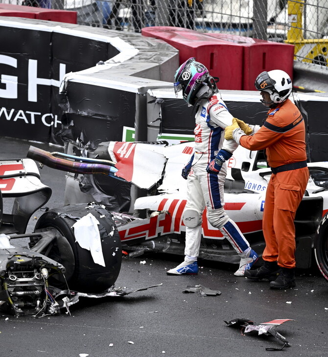 Formula 1: Ατύχημα για τον Μικ Σουμάχερ στο Μονακό, κόπηκε στα δύο το μονοθέσιο του