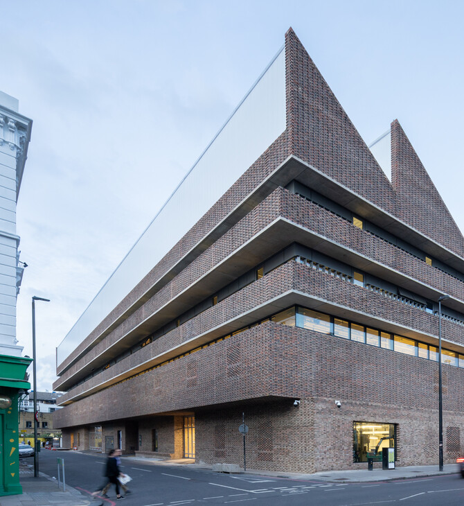 ΚΥΡΙΑΚΗ Η προέκταση του Royal College of Art είναι ένας ύμνος σε ένα συχνά υποτιμημένο υλικό, το τούβλο