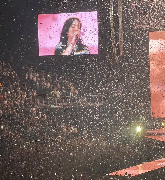 H Billie Eilish σταμάτησε για λίγο τη συναυλία της στο Λονδίνο - «Κόσμος λιποθυμούσε» λόγω ζέστης 