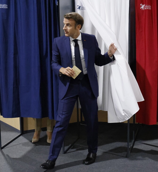 Γαλλικές εκλογές: Οριακό προβάδισμα Μελανσόν, πρώτος σε έδρες ο Μακρόν