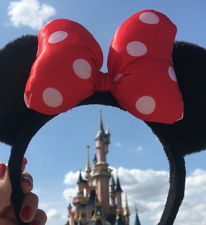 Γονάτισε για πρόταση γάμου στη Disneyland, αλλά υπάλληλος τα χάλασε όλα