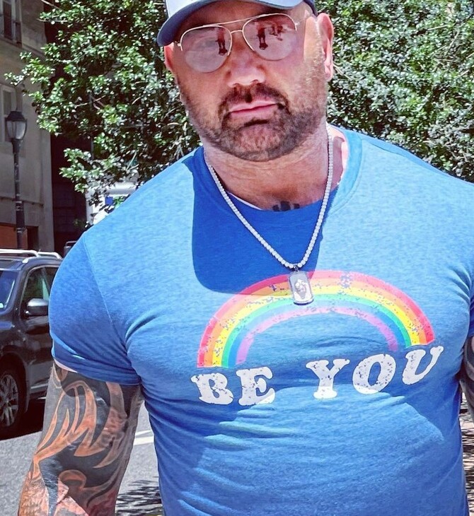 Ο ηθοποιός Dave Bautista τιμά τη λεσβία μαμά του σε ένα εγκάρδιο μήνυμα για τον Μήνα Υπεριφάνειας 